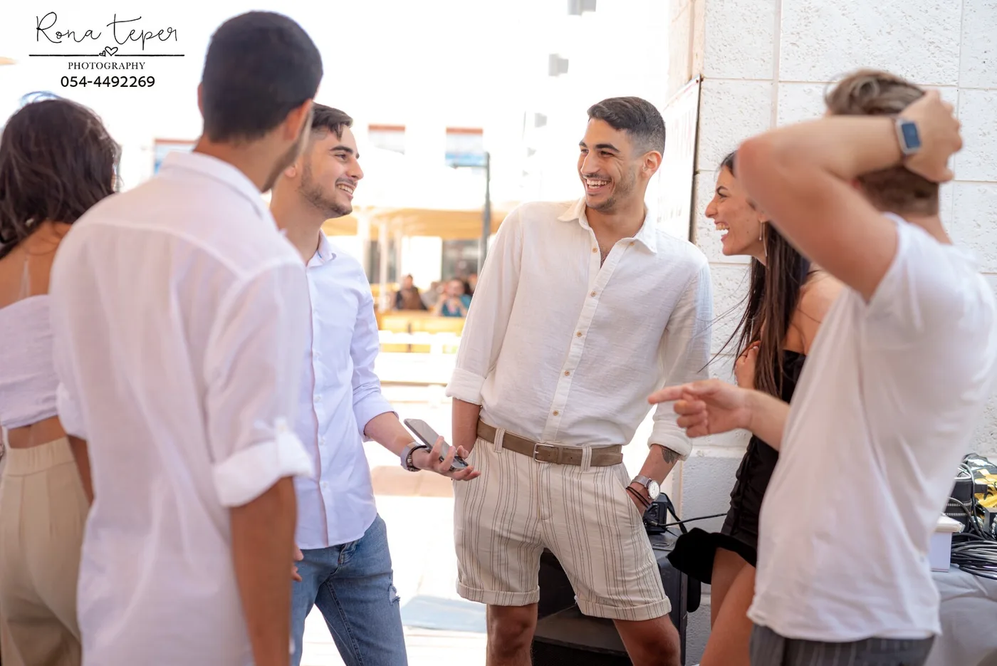 אורחים בהלם וצוחקים אחרי קריאת מחשבות